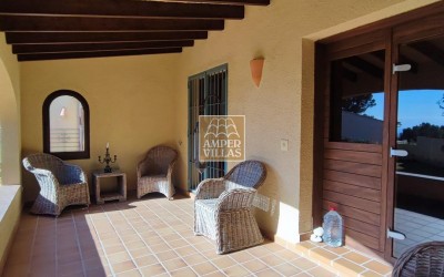 Villa i middelhavsstil med nydelig hage og 2 separate leiligheter i Altea